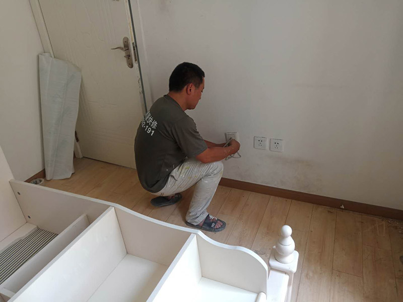 地板家具保護(hù)：成品保護(hù)的目的 為加快先進(jìn)技術(shù)與現(xiàn)代管理方法和手段在項(xiàng)目的運(yùn)用，努力降低成本，提高工程質(zhì)量，確保全面實(shí)現(xiàn)對(duì)業(yè)主的承諾。施工現(xiàn)場(chǎng)隨著施工進(jìn)行，成品保護(hù)工作顯得尤為重要，做好成品保護(hù)工作，是在施工過(guò)程中要對(duì)已完工分項(xiàng)進(jìn)行保護(hù)，否則一旦造成損壞，將會(huì)增加修復(fù)工作，帶來(lái)工、料浪費(fèi)、工期拖延及經(jīng)濟(jì)損失。