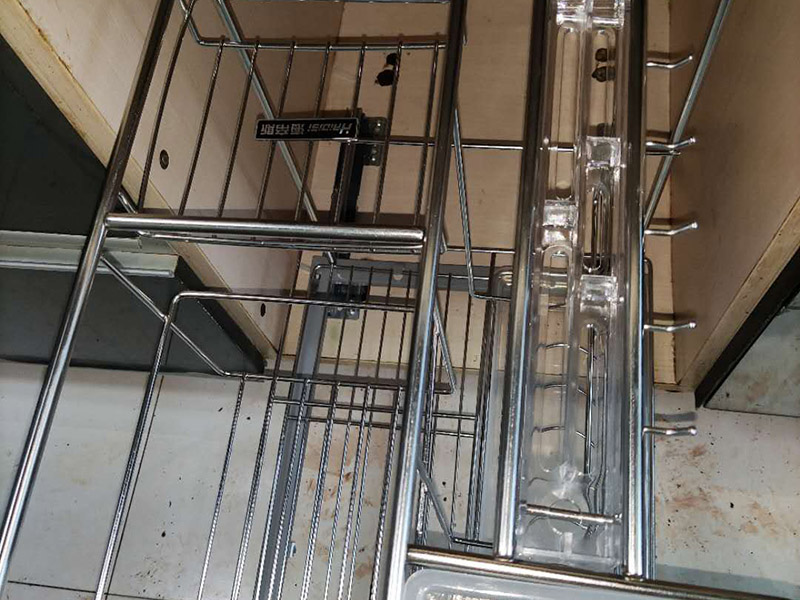 家具生銹翻新:如果是一些比較小的鐵質(zhì)品生銹，可以將白醋到到碗里面，然后把生銹的物品放入白醋里面浸泡一個小時左右，拿出來抹布擦掉表面的銹跡層。如果生銹鐵制品太大不好浸泡，可以用醋打濕它之后，等上幾十分鐘，讓上面的醋在鐵制品上凝固之后，將抹布浸泡到醋里面，充分打濕之后擦拭物品。因為凝固后的醋已經(jīng)黏附在了鐵制品上面，所以我們用抹布擦拭的時候也會將鐵銹帶走。 使用小蘇打和水的混合物，用大量的小蘇打粉和清水一起混合，必須讓混合物濃稠，之后涂抹在生銹的物質(zhì)上。讓它形成塊狀之后敲掉上面的混合物，再進行洗刷。先用牙刷之類的把殘留的小蘇打粉刷掉之后，用水清洗。