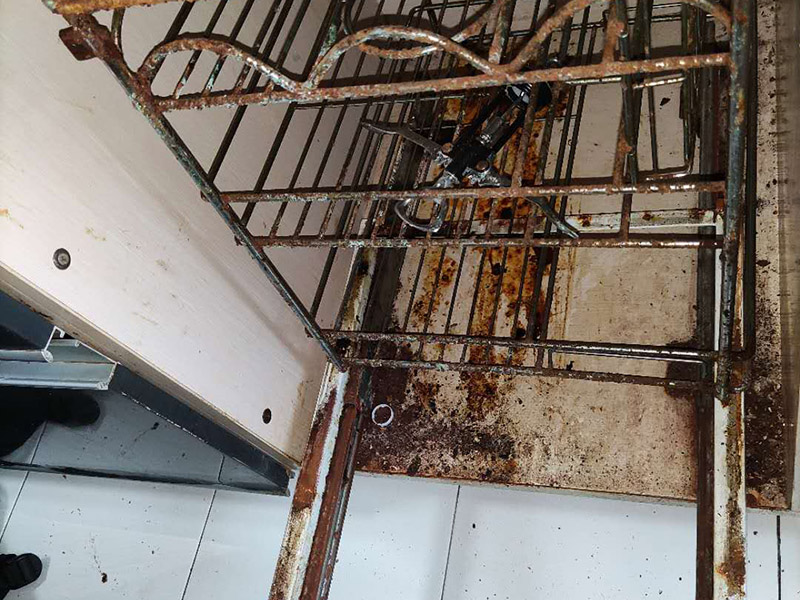 家具生銹翻新:如果是一些比較小的鐵質(zhì)品生銹，可以將白醋到到碗里面，然后把生銹的物品放入白醋里面浸泡一個小時左右，拿出來抹布擦掉表面的銹跡層。如果生銹鐵制品太大不好浸泡，可以用醋打濕它之后，等上幾十分鐘，讓上面的醋在鐵制品上凝固之后，將抹布浸泡到醋里面，充分打濕之后擦拭物品。因為凝固后的醋已經(jīng)黏附在了鐵制品上面，所以我們用抹布擦拭的時候也會將鐵銹帶走。 使用小蘇打和水的混合物，用大量的小蘇打粉和清水一起混合，必須讓混合物濃稠，之后涂抹在生銹的物質(zhì)上。讓它形成塊狀之后敲掉上面的混合物，再進行洗刷。先用牙刷之類的把殘留的小蘇打粉刷掉之后，用水清洗。