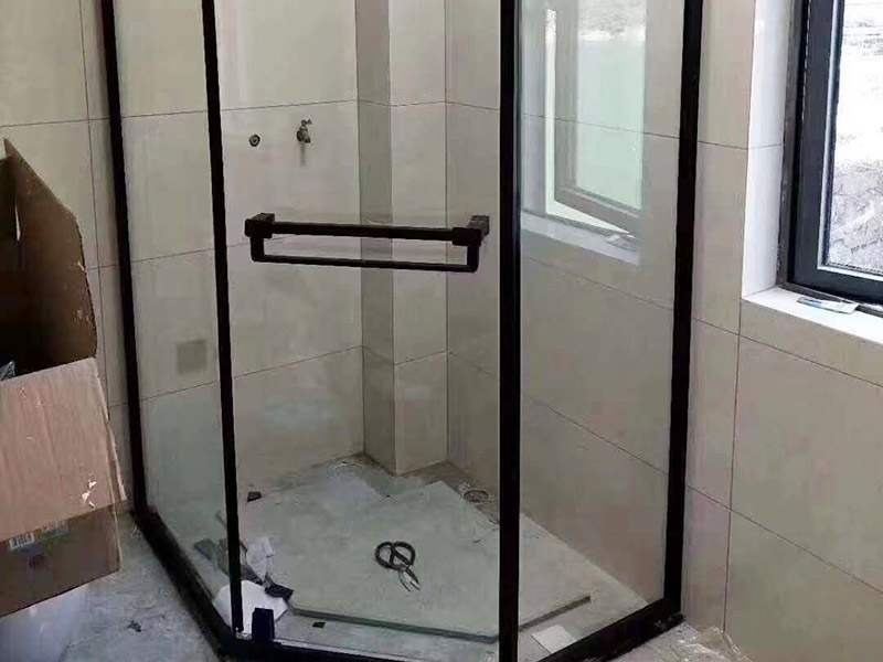 淋浴房安裝維修：組合好底盆零件，調(diào)節(jié)底盆水平，確保盆內(nèi)、盆底無積水。軟管可隨距離遠(yuǎn)近伸縮，將盆底與地漏連接牢固。淋浴房底盆裝好后需要進(jìn)行試水檢驗(yàn)，以確保下水暢通無阻。在淋浴房本體安裝前也要對(duì)已裝好的底盆進(jìn)行及時(shí)保護(hù)。明確衛(wèi)生間水管排布情況，防止打孔時(shí)打爆隱蔽管線。用鉛筆、水平尺確定靠墻鋁材的鉆孔位，用沖擊鉆打孔。在鉆孔處敲入膠粒，用螺絲將鋁條鎖于墻壁。注意需一邊安裝一邊不斷進(jìn)行調(diào)整，以保持鋁材的垂直度。將淋浴房玻璃夾緊鎖于底盆鉆孔處，平玻璃或彎玻璃底部落入玻璃夾槽內(nèi)，緩緩?fù)迫胭N墻鋁材。再用螺絲固定。