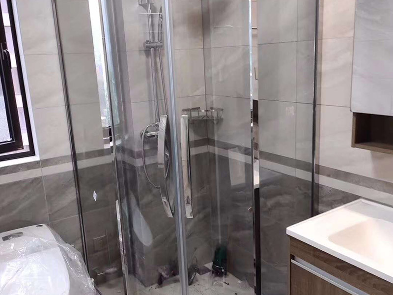 淋浴房安裝維修：組合好底盆零件，調(diào)節(jié)底盆水平，確保盆內(nèi)、盆底無積水。軟管可隨距離遠(yuǎn)近伸縮，將盆底與地漏連接牢固。淋浴房底盆裝好后需要進(jìn)行試水檢驗(yàn)，以確保下水暢通無阻。在淋浴房本體安裝前也要對(duì)已裝好的底盆進(jìn)行及時(shí)保護(hù)。明確衛(wèi)生間水管排布情況，防止打孔時(shí)打爆隱蔽管線。用鉛筆、水平尺確定靠墻鋁材的鉆孔位，用沖擊鉆打孔。在鉆孔處敲入膠粒，用螺絲將鋁條鎖于墻壁。注意需一邊安裝一邊不斷進(jìn)行調(diào)整，以保持鋁材的垂直度。將淋浴房玻璃夾緊鎖于底盆鉆孔處，平玻璃或彎玻璃底部落入玻璃夾槽內(nèi)，緩緩?fù)迫胭N墻鋁材。再用螺絲固定。