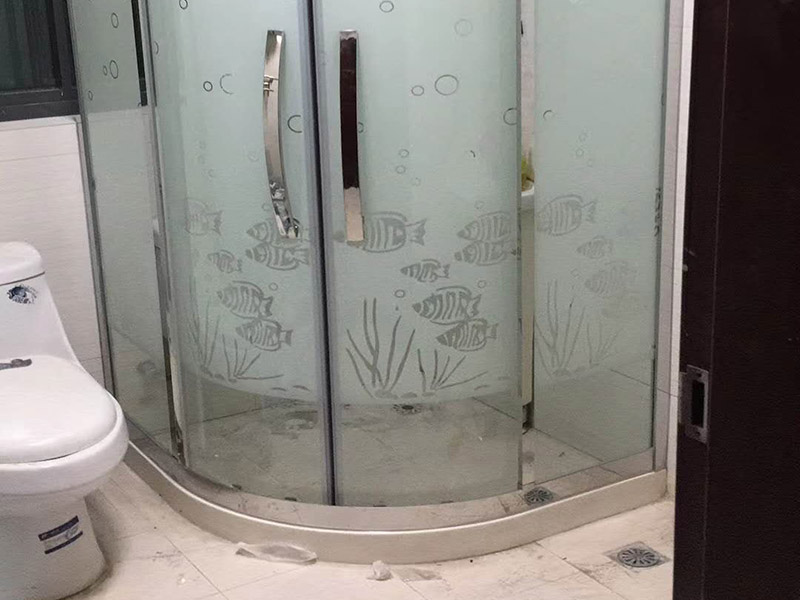 淋浴房安裝維修：組合好底盆零件，調(diào)節(jié)底盆水平，確保盆內(nèi)、盆底無積水。軟管可隨距離遠(yuǎn)近伸縮，將盆底與地漏連接牢固。淋浴房底盆裝好后需要進(jìn)行試水檢驗(yàn)，以確保下水暢通無阻。在淋浴房本體安裝前也要對(duì)已裝好的底盆進(jìn)行及時(shí)保護(hù)。明確衛(wèi)生間水管排布情況，防止打孔時(shí)打爆隱蔽管線。用鉛筆、水平尺確定靠墻鋁材的鉆孔位，用沖擊鉆打孔。在鉆孔處敲入膠粒，用螺絲將鋁條鎖于墻壁。注意需一邊安裝一邊不斷進(jìn)行調(diào)整，以保持鋁材的垂直度。將淋浴房玻璃夾緊鎖于底盆鉆孔處，平玻璃或彎玻璃底部落入玻璃夾槽內(nèi)，緩緩?fù)迫胭N墻鋁材。再用螺絲固定。