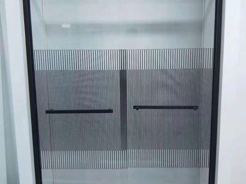 淋浴房安裝維修：組合好底盆零件，調(diào)節(jié)底盆水平，確保盆內(nèi)、盆底無積水。軟管可隨距離遠(yuǎn)近伸縮，將盆底與地漏連接牢固。淋浴房底盆裝好后需要進(jìn)行試水檢驗(yàn)，以確保下水暢通無阻。在淋浴房本體安裝前也要對(duì)已裝好的底盆進(jìn)行及時(shí)保護(hù)。明確衛(wèi)生間水管排布情況，防止打孔時(shí)打爆隱蔽管線。用鉛筆、水平尺確定靠墻鋁材的鉆孔位，用沖擊鉆打孔。在鉆孔處敲入膠粒，用螺絲將鋁條鎖于墻壁。注意需一邊安裝一邊不斷進(jìn)行調(diào)整，以保持鋁材的垂直度。將淋浴房玻璃夾緊鎖于底盆鉆孔處，平玻璃或彎玻璃底部落入玻璃夾槽內(nèi)，緩緩?fù)迫胭N墻鋁材。再用螺絲固定。