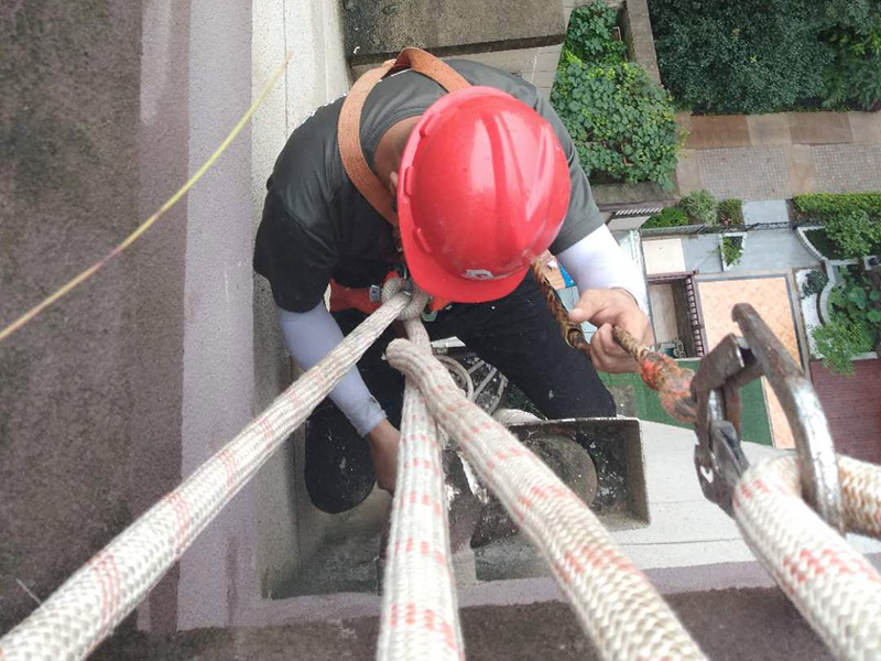 高空外墻防水涂刷：清理墻面基層，新舊面層務(wù)必處理干凈，不得有雜物和灰塵，以免影響粘結(jié)強(qiáng)度，涂刷防水涂料時(shí)基層應(yīng)干燥?；鶎忧謇砉ば蛲瓿芍螅酉聛?，清理死角，也就是所謂的陰陽角、施工縫、伸縮縫等比較重要的部位進(jìn)行處理，尤其注意的是泄水孔要加強(qiáng)處理，需要涂刷2-3遍防水底層涂料。