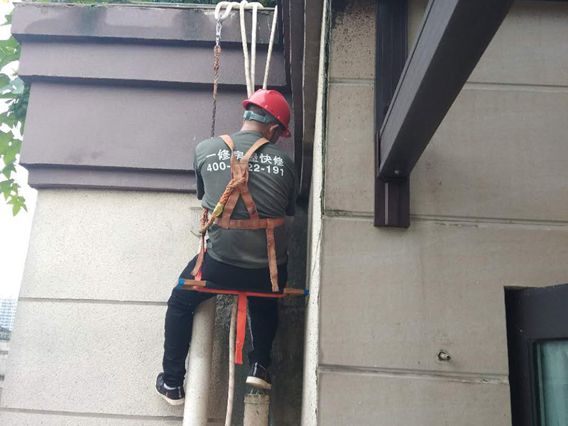 高空外墻防水涂刷：清理墻面基層，新舊面層務(wù)必處理干凈，不得有雜物和灰塵，以免影響粘結(jié)強(qiáng)度，涂刷防水涂料時(shí)基層應(yīng)干燥?；鶎忧謇砉ば蛲瓿芍?，接下來，清理死角，也就是所謂的陰陽角、施工縫、伸縮縫等比較重要的部位進(jìn)行處理，尤其注意的是泄水孔要加強(qiáng)處理，需要涂刷2-3遍防水底層涂料。