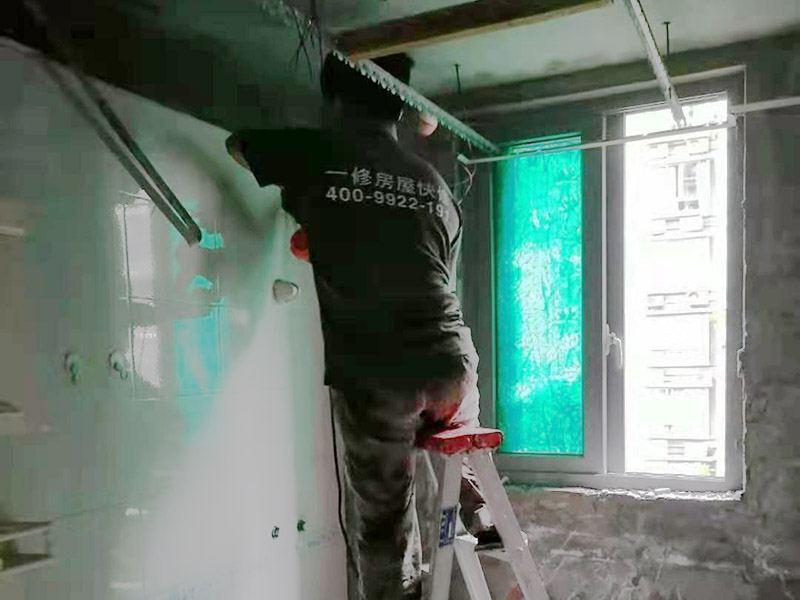 衛(wèi)生間拆除裝修:用鑿子鑿慢慢鑿，清理起來還是比較快的。將其擊碎輕輕敲擊各面磚，找到一塊背空的，再從其側(cè)面可將各塊瓷磚一一撬下（用扁鏟或扁口的其它硬質(zhì)金屬工具）即可專業(yè)一般都使用電錘，快捷并且拆除的比較干凈。專業(yè)人士用電鏟快，請專業(yè)技術(shù)人員用電鎬清理就比較容易了，記住一定要平頭的。用電錘最快。