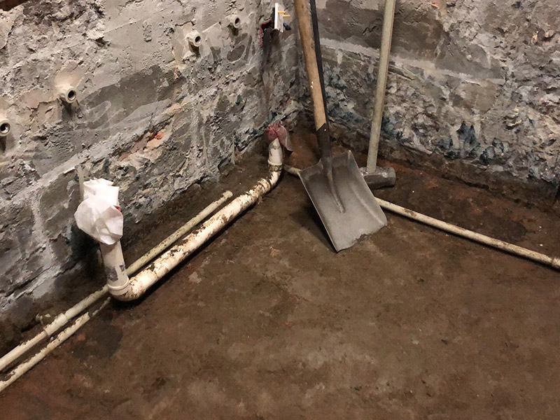 衛(wèi)生間裝修拆除清理:既然是改造，肯定是對(duì)衛(wèi)生間的格局或是衛(wèi)浴設(shè)施、地磚、墻磚等地方不滿意，但在改造之前你需要將這些不滿意的地方進(jìn)行拆除，且拆除之后的垃圾也要及時(shí)清理，避免阻礙施工進(jìn)程。將不需要或是不滿意的地方進(jìn)行拆除后，留下的成品需要進(jìn)行施工保護(hù)，防止磕碰到，還可防止被上面的重物或是棱角碰壞。