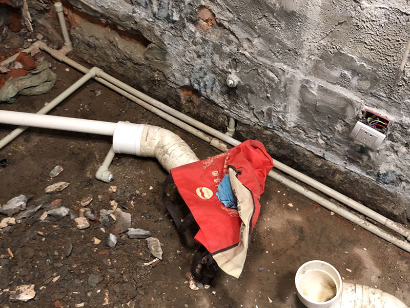 衛(wèi)生間裝修拆除清理:既然是改造，肯定是對(duì)衛(wèi)生間的格局或是衛(wèi)浴設(shè)施、地磚、墻磚等地方不滿意，但在改造之前你需要將這些不滿意的地方進(jìn)行拆除，且拆除之后的垃圾也要及時(shí)清理，避免阻礙施工進(jìn)程。將不需要或是不滿意的地方進(jìn)行拆除后，留下的成品需要進(jìn)行施工保護(hù)，防止磕碰到，還可防止被上面的重物或是棱角碰壞。