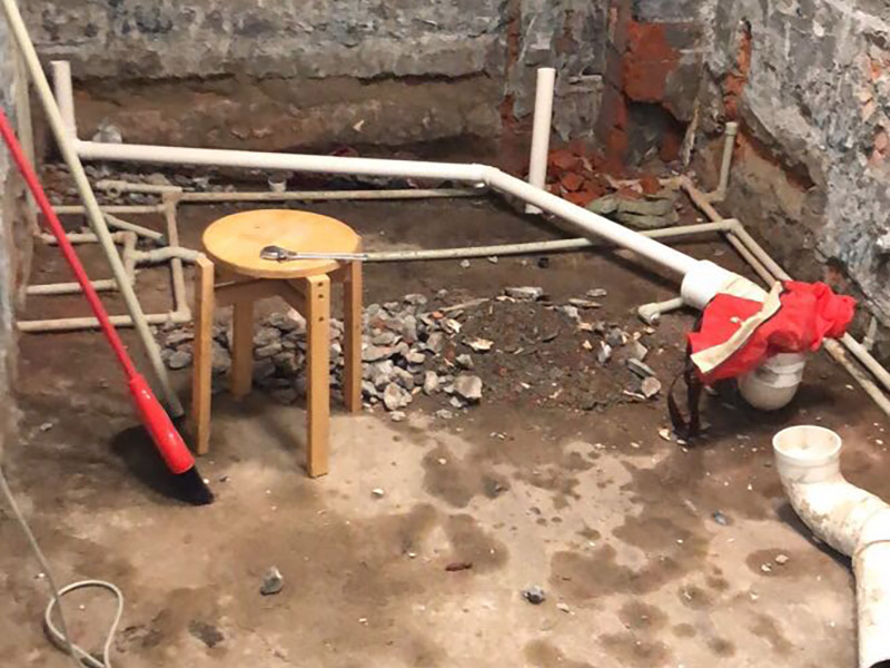 衛(wèi)生間裝修拆除清理:既然是改造，肯定是對(duì)衛(wèi)生間的格局或是衛(wèi)浴設(shè)施、地磚、墻磚等地方不滿意，但在改造之前你需要將這些不滿意的地方進(jìn)行拆除，且拆除之后的垃圾也要及時(shí)清理，避免阻礙施工進(jìn)程。將不需要或是不滿意的地方進(jìn)行拆除后，留下的成品需要進(jìn)行施工保護(hù)，防止磕碰到，還可防止被上面的重物或是棱角碰壞。