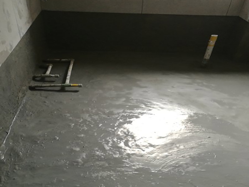 衛(wèi)生間改造地面找平：將基層表面的積灰、浮漿、油污及雜物清掃掉并沖洗干凈，明顯凹陷處應用水泥砂漿或細石砼墊平，表面光滑處應鑿毛并清刷干凈。抹砂漿前1天澆水濕潤，表面積水應予排除。鋪抹砂漿后，隨即用鋁合金杠按灰餅高度，將砂漿找平，用木抹子搓揉壓實，將砂眼、腳印等消除后，用靠尺檢查平整度，抹時應用力均勻，并后退著操作。待砂漿收水后，隨即用鐵抹子進行頭遍抹平壓實至起漿為止。在砂漿初凝后進行第二遍壓光，用鋼抹子邊抹邊壓，把凹坑、砂眼填實壓平，使表面平整。要求不漏壓，平面出光。在砂漿終凝前進行，即人踩上去稍微有腳印，用抹子壓光無抹痕時，用鐵抹子把前遍留下的抹紋全部壓平、壓實、壓光，達到交活的程度為止。