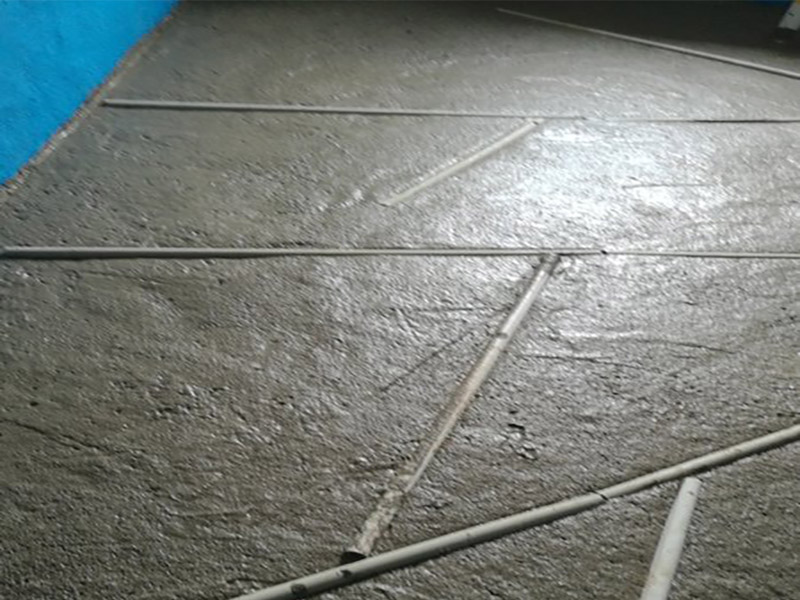 衛(wèi)生間改造地面找平：將基層表面的積灰、浮漿、油污及雜物清掃掉并沖洗干凈，明顯凹陷處應用水泥砂漿或細石砼墊平，表面光滑處應鑿毛并清刷干凈。抹砂漿前1天澆水濕潤，表面積水應予排除。鋪抹砂漿后，隨即用鋁合金杠按灰餅高度，將砂漿找平，用木抹子搓揉壓實，將砂眼、腳印等消除后，用靠尺檢查平整度，抹時應用力均勻，并后退著操作。待砂漿收水后，隨即用鐵抹子進行頭遍抹平壓實至起漿為止。在砂漿初凝后進行第二遍壓光，用鋼抹子邊抹邊壓，把凹坑、砂眼填實壓平，使表面平整。要求不漏壓，平面出光。在砂漿終凝前進行，即人踩上去稍微有腳印，用抹子壓光無抹痕時，用鐵抹子把前遍留下的抹紋全部壓平、壓實、壓光，達到交活的程度為止。