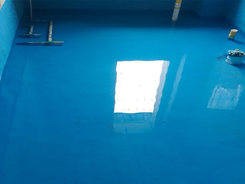 衛(wèi)生間改造防水涂刷:刷第一遍防水涂料。施工前確保工地干凈、干燥，防水涂料要涂滿，無(wú)遺漏，與基層結(jié)合牢固，無(wú)裂紋，無(wú)氣泡，無(wú)脫落現(xiàn)象。涂刷高度一致，厚度要達(dá)到產(chǎn)品規(guī)定要求。刷第二遍防水涂料。注意、第二遍防水涂料間需要有一定時(shí)間間隔，待遍涂料干透后才能進(jìn)行第二遍，具體時(shí)間視涂料而定。間隔時(shí)間太短，防水的效果會(huì)大打折扣。 鋪保護(hù)層。為防止之后的施工破壞防水層，需在防水涂料表面鋪上保護(hù)層。保護(hù)層要完全覆蓋防水層，無(wú)遺漏，與基層結(jié)合牢固，無(wú)裂紋，無(wú)氣泡，無(wú)脫落現(xiàn)象。 閉水試驗(yàn)。閉水試驗(yàn)時(shí)，地面點(diǎn)的水線不能低于2厘米，保存至少24小時(shí)，觀察無(wú)滲漏現(xiàn)象后方算合格。如有滲漏，需重做，切莫不能疏忽大意。