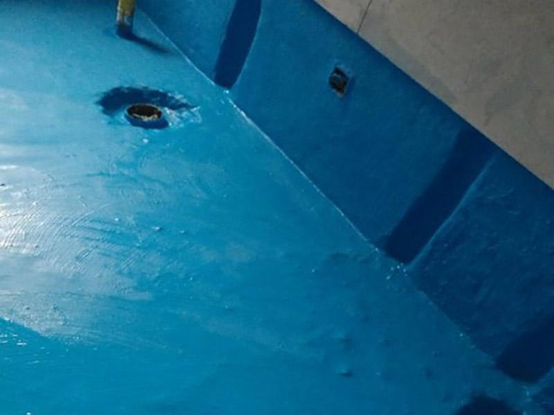 衛(wèi)生間改造防水涂刷:刷第一遍防水涂料。施工前確保工地干凈、干燥，防水涂料要涂滿，無(wú)遺漏，與基層結(jié)合牢固，無(wú)裂紋，無(wú)氣泡，無(wú)脫落現(xiàn)象。涂刷高度一致，厚度要達(dá)到產(chǎn)品規(guī)定要求。刷第二遍防水涂料。注意、第二遍防水涂料間需要有一定時(shí)間間隔，待遍涂料干透后才能進(jìn)行第二遍，具體時(shí)間視涂料而定。間隔時(shí)間太短，防水的效果會(huì)大打折扣。 鋪保護(hù)層。為防止之后的施工破壞防水層，需在防水涂料表面鋪上保護(hù)層。保護(hù)層要完全覆蓋防水層，無(wú)遺漏，與基層結(jié)合牢固，無(wú)裂紋，無(wú)氣泡，無(wú)脫落現(xiàn)象。 閉水試驗(yàn)。閉水試驗(yàn)時(shí)，地面點(diǎn)的水線不能低于2厘米，保存至少24小時(shí)，觀察無(wú)滲漏現(xiàn)象后方算合格。如有滲漏，需重做，切莫不能疏忽大意。