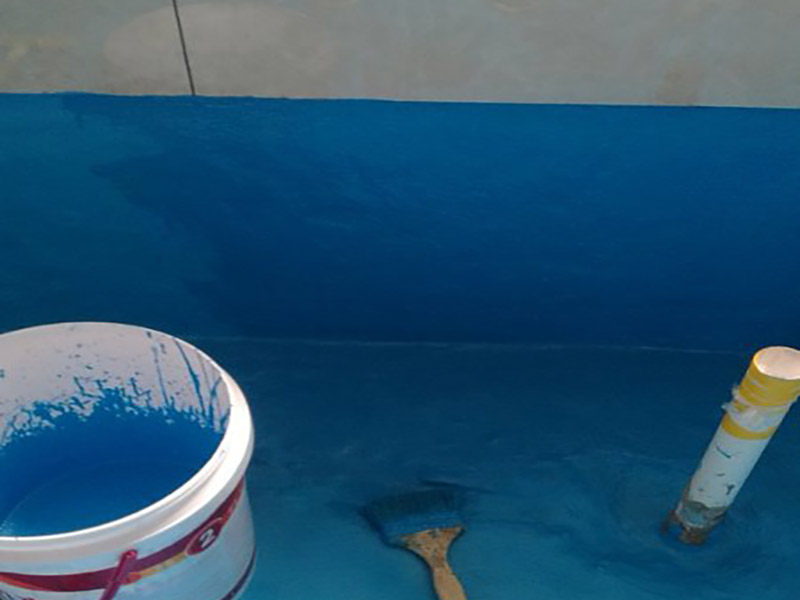 衛(wèi)生間改造防水涂刷:刷第一遍防水涂料。施工前確保工地干凈、干燥，防水涂料要涂滿，無(wú)遺漏，與基層結(jié)合牢固，無(wú)裂紋，無(wú)氣泡，無(wú)脫落現(xiàn)象。涂刷高度一致，厚度要達(dá)到產(chǎn)品規(guī)定要求。刷第二遍防水涂料。注意、第二遍防水涂料間需要有一定時(shí)間間隔，待遍涂料干透后才能進(jìn)行第二遍，具體時(shí)間視涂料而定。間隔時(shí)間太短，防水的效果會(huì)大打折扣。 鋪保護(hù)層。為防止之后的施工破壞防水層，需在防水涂料表面鋪上保護(hù)層。保護(hù)層要完全覆蓋防水層，無(wú)遺漏，與基層結(jié)合牢固，無(wú)裂紋，無(wú)氣泡，無(wú)脫落現(xiàn)象。 閉水試驗(yàn)。閉水試驗(yàn)時(shí)，地面點(diǎn)的水線不能低于2厘米，保存至少24小時(shí)，觀察無(wú)滲漏現(xiàn)象后方算合格。如有滲漏，需重做，切莫不能疏忽大意。