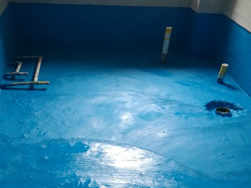 衛(wèi)生間改造防水涂刷:刷第一遍防水涂料。施工前確保工地干凈、干燥，防水涂料要涂滿，無(wú)遺漏，與基層結(jié)合牢固，無(wú)裂紋，無(wú)氣泡，無(wú)脫落現(xiàn)象。涂刷高度一致，厚度要達(dá)到產(chǎn)品規(guī)定要求。刷第二遍防水涂料。注意、第二遍防水涂料間需要有一定時(shí)間間隔，待遍涂料干透后才能進(jìn)行第二遍，具體時(shí)間視涂料而定。間隔時(shí)間太短，防水的效果會(huì)大打折扣。 鋪保護(hù)層。為防止之后的施工破壞防水層，需在防水涂料表面鋪上保護(hù)層。保護(hù)層要完全覆蓋防水層，無(wú)遺漏，與基層結(jié)合牢固，無(wú)裂紋，無(wú)氣泡，無(wú)脫落現(xiàn)象。 閉水試驗(yàn)。閉水試驗(yàn)時(shí)，地面點(diǎn)的水線不能低于2厘米，保存至少24小時(shí)，觀察無(wú)滲漏現(xiàn)象后方算合格。如有滲漏，需重做，切莫不能疏忽大意。