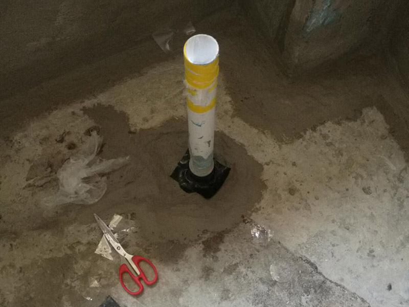 衛(wèi)生間改造管道維修:衛(wèi)生間的排水管道盡量不要做大的改動(dòng)，換掉出現(xiàn)問題的管道，水壓不夠的老房子，可以加增壓泵，泵的大小根據(jù)水壓的大小而定。 浴室翻新要增加一定的插座開關(guān)、水管，或?qū)系牟遄_關(guān)做一些移位，以符合新格局下人們的使用習(xí)慣。為了確保隱蔽工程的質(zhì)量和售后服務(wù)，通常要在新舊線路銜接的位置用空白面板或是新增插座的方式做標(biāo)記，萬一出現(xiàn)問題維修時(shí)容易找到問題點(diǎn)。在選擇電線、水管時(shí)，最好統(tǒng)一使用品質(zhì)比較好的電線、水管等，以打好隱蔽工程這個(gè)底子。