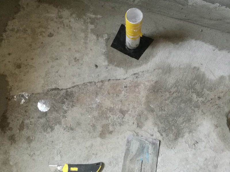 衛(wèi)生間改造管道維修:衛(wèi)生間的排水管道盡量不要做大的改動(dòng)，換掉出現(xiàn)問題的管道，水壓不夠的老房子，可以加增壓泵，泵的大小根據(jù)水壓的大小而定。 浴室翻新要增加一定的插座開關(guān)、水管，或?qū)系牟遄_關(guān)做一些移位，以符合新格局下人們的使用習(xí)慣。為了確保隱蔽工程的質(zhì)量和售后服務(wù)，通常要在新舊線路銜接的位置用空白面板或是新增插座的方式做標(biāo)記，萬一出現(xiàn)問題維修時(shí)容易找到問題點(diǎn)。在選擇電線、水管時(shí)，最好統(tǒng)一使用品質(zhì)比較好的電線、水管等，以打好隱蔽工程這個(gè)底子。