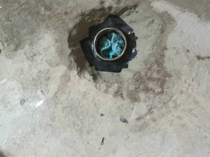 衛(wèi)生間改造管道維修:衛(wèi)生間的排水管道盡量不要做大的改動(dòng)，換掉出現(xiàn)問題的管道，水壓不夠的老房子，可以加增壓泵，泵的大小根據(jù)水壓的大小而定。 浴室翻新要增加一定的插座開關(guān)、水管，或?qū)系牟遄_關(guān)做一些移位，以符合新格局下人們的使用習(xí)慣。為了確保隱蔽工程的質(zhì)量和售后服務(wù)，通常要在新舊線路銜接的位置用空白面板或是新增插座的方式做標(biāo)記，萬一出現(xiàn)問題維修時(shí)容易找到問題點(diǎn)。在選擇電線、水管時(shí)，最好統(tǒng)一使用品質(zhì)比較好的電線、水管等，以打好隱蔽工程這個(gè)底子。