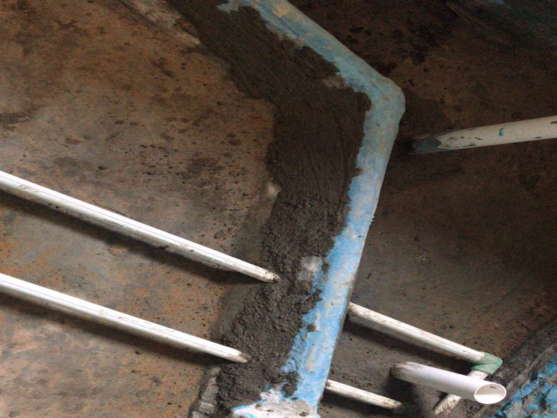 衛(wèi)生間改造管道維修:衛(wèi)生間的排水管道盡量不要做大的改動(dòng)，換掉出現(xiàn)問題的管道，水壓不夠的老房子，可以加增壓泵，泵的大小根據(jù)水壓的大小而定。 浴室翻新要增加一定的插座開關(guān)、水管，或?qū)系牟遄_關(guān)做一些移位，以符合新格局下人們的使用習(xí)慣。為了確保隱蔽工程的質(zhì)量和售后服務(wù)，通常要在新舊線路銜接的位置用空白面板或是新增插座的方式做標(biāo)記，萬一出現(xiàn)問題維修時(shí)容易找到問題點(diǎn)。在選擇電線、水管時(shí)，最好統(tǒng)一使用品質(zhì)比較好的電線、水管等，以打好隱蔽工程這個(gè)底子。