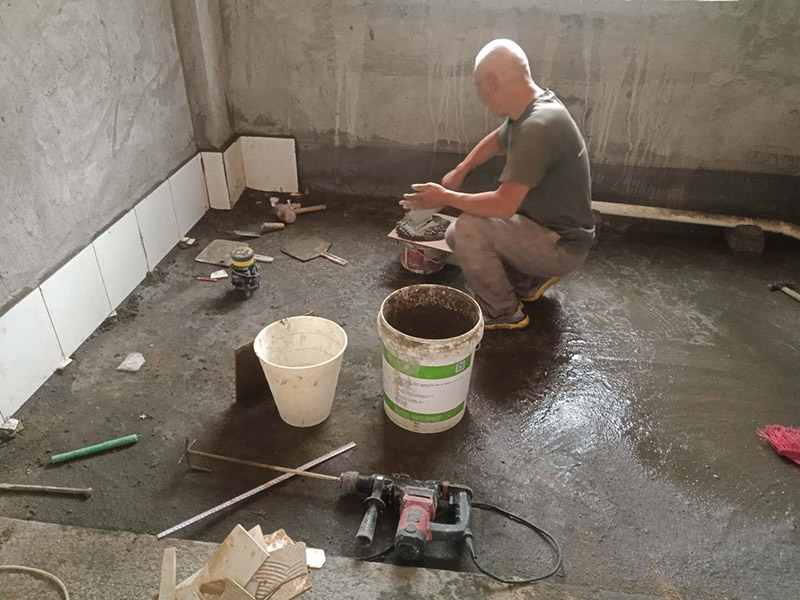 衛(wèi)生間貼磚:一是墻磚應(yīng)從下向上鋪貼,且一面墻不能一次貼到頂,接縫一般為1~3毫米; 二是鋪貼前要先處理墻面的平整,處理裂縫; 三是粘結(jié)材料的涂抹要中間稍高于四周,用橡膠錘敲擊表面以固定,這樣一來可以避免空氣積存于粘結(jié)層中。 瓷磚上墻將經(jīng)過預(yù)先清潔的瓷磚平整地鋪貼在粘結(jié)劑漿料基層上，使用橡膠錘將瓷磚拍實鋪平。施工過程中，可小幅度轉(zhuǎn)動瓷磚，使?jié){料與瓷磚背面充分接觸。專家建議在鋪貼時，隨機取下已鋪貼于基層上的瓷磚作檢查。確保漿料與瓷磚背面的充分接觸。