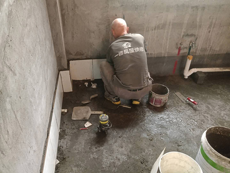 衛(wèi)生間貼磚:一是墻磚應(yīng)從下向上鋪貼,且一面墻不能一次貼到頂,接縫一般為1~3毫米; 二是鋪貼前要先處理墻面的平整,處理裂縫; 三是粘結(jié)材料的涂抹要中間稍高于四周,用橡膠錘敲擊表面以固定,這樣一來可以避免空氣積存于粘結(jié)層中。 瓷磚上墻將經(jīng)過預(yù)先清潔的瓷磚平整地鋪貼在粘結(jié)劑漿料基層上，使用橡膠錘將瓷磚拍實鋪平。施工過程中，可小幅度轉(zhuǎn)動瓷磚，使?jié){料與瓷磚背面充分接觸。專家建議在鋪貼時，隨機取下已鋪貼于基層上的瓷磚作檢查。確保漿料與瓷磚背面的充分接觸。