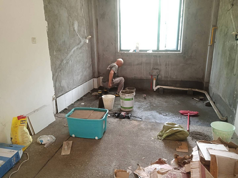 衛(wèi)生間貼磚:一是墻磚應(yīng)從下向上鋪貼,且一面墻不能一次貼到頂,接縫一般為1~3毫米; 二是鋪貼前要先處理墻面的平整,處理裂縫; 三是粘結(jié)材料的涂抹要中間稍高于四周,用橡膠錘敲擊表面以固定,這樣一來可以避免空氣積存于粘結(jié)層中。 瓷磚上墻將經(jīng)過預(yù)先清潔的瓷磚平整地鋪貼在粘結(jié)劑漿料基層上，使用橡膠錘將瓷磚拍實鋪平。施工過程中，可小幅度轉(zhuǎn)動瓷磚，使?jié){料與瓷磚背面充分接觸。專家建議在鋪貼時，隨機取下已鋪貼于基層上的瓷磚作檢查。確保漿料與瓷磚背面的充分接觸。