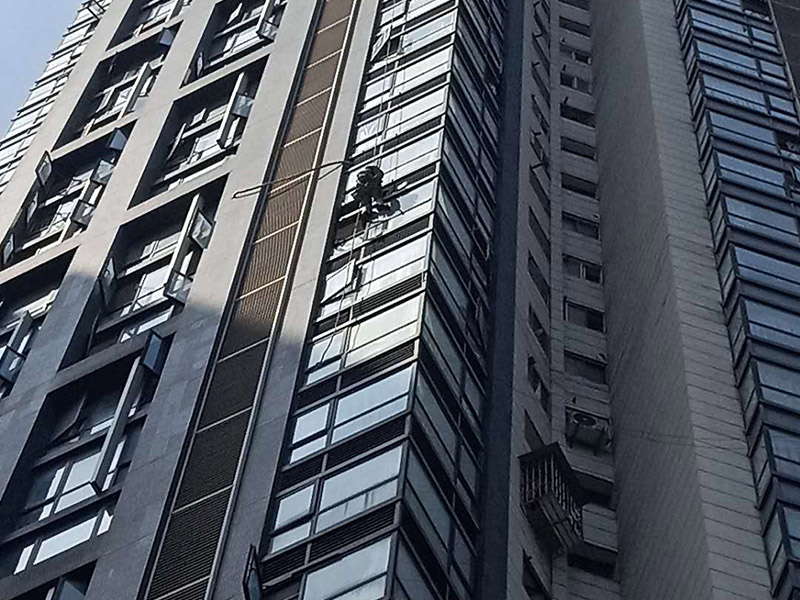 高空外墻施工措施:1.凡從事高處作業(yè)人員,必須定期進行體格檢查,凡不適宜高處作業(yè)的人員,不得從事此項工作; 2.雙層作業(yè)或靠近交通要道作業(yè)時要設(shè)置隔離措施; 3.進行高處作業(yè)時,要根據(jù)具體情況使用符合要求的腳手架、腳手板、吊架、梯子、跳板、安全帶等... 4.高處作業(yè)人員必須戴安全帶,穿防滑鞋; 5.腳手架要牢固穩(wěn)定,并經(jīng)常清除雜物。冬季要隨時清掃冰雪。在過道上要有防護措施;