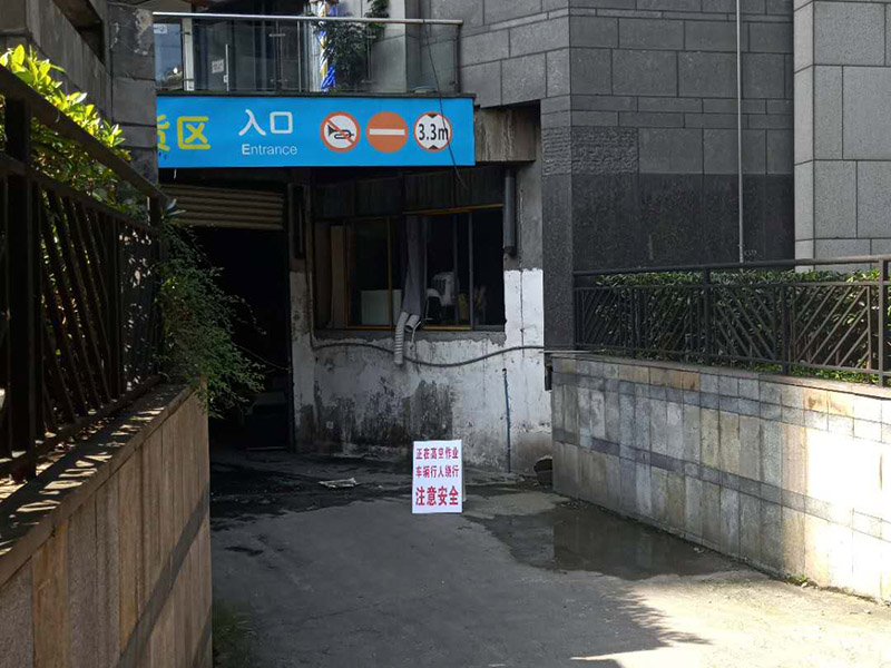 高空外墻施工措施:1.凡從事高處作業(yè)人員,必須定期進行體格檢查,凡不適宜高處作業(yè)的人員,不得從事此項工作; 2.雙層作業(yè)或靠近交通要道作業(yè)時要設(shè)置隔離措施; 3.進行高處作業(yè)時,要根據(jù)具體情況使用符合要求的腳手架、腳手板、吊架、梯子、跳板、安全帶等... 4.高處作業(yè)人員必須戴安全帶,穿防滑鞋; 5.腳手架要牢固穩(wěn)定,并經(jīng)常清除雜物。冬季要隨時清掃冰雪。在過道上要有防護措施;