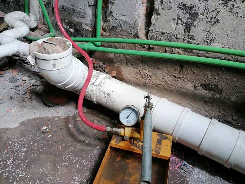 衛(wèi)生間下水管安裝：下排水: 下排水是排水口在地面上，下水管豎著穿過(guò)樓板，管道直接通向樓下，裝下排水我習(xí)慣把返水彎裝在最底下，這樣要是還有別的下水，可共用一個(gè)返水彎。 做下水一般用50的返水彎，要是還有別的下水，就加三通，要用上面途中那種斜三通，這樣水流得通暢。大多時(shí)廚房下水都比較復(fù)雜，有時(shí)自己都繞進(jìn)去了，水路之所以難做主要是因?yàn)榈胤教?，櫥柜里還裝著別的電器，如垃圾處理器、小廚寶、凈水器等，有的還要連接洗衣機(jī)等。