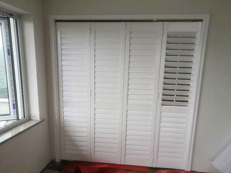 移門拆除維修:1、力氣小的可以將拉門平放到鋪好硬紙板的地上。如果力氣大可以不用放倒，直接把拉門垂直于地面扶著拆卸。觀察拉門門框一端的毛條，有的是直接粘在門框上，有的是粘在門框上，然后插入螺絲孔。 2、粘在門框的毛條只要把毛條拉開就行，這種情況的話就需要把毛條從孔里拉出來(lái)，然后再向上扯開一些。扯開毛條到第二個(gè)螺絲孔，最下端的螺絲孔就是拉門滑輪固定螺絲的螺絲孔，上面那個(gè)是固定鋁合金框的螺絲孔。 3、一手壓住拉門滑輪，使內(nèi)六方螺絲正對(duì)螺絲孔，另一只手從底部的螺絲孔插入內(nèi)六方螺絲孔，然后逆時(shí)針旋出內(nèi)六方螺絲釘。 4、把滑輪拉出，就拆下了拉門輪，其他上下滑輪都是一樣的拆卸方法。