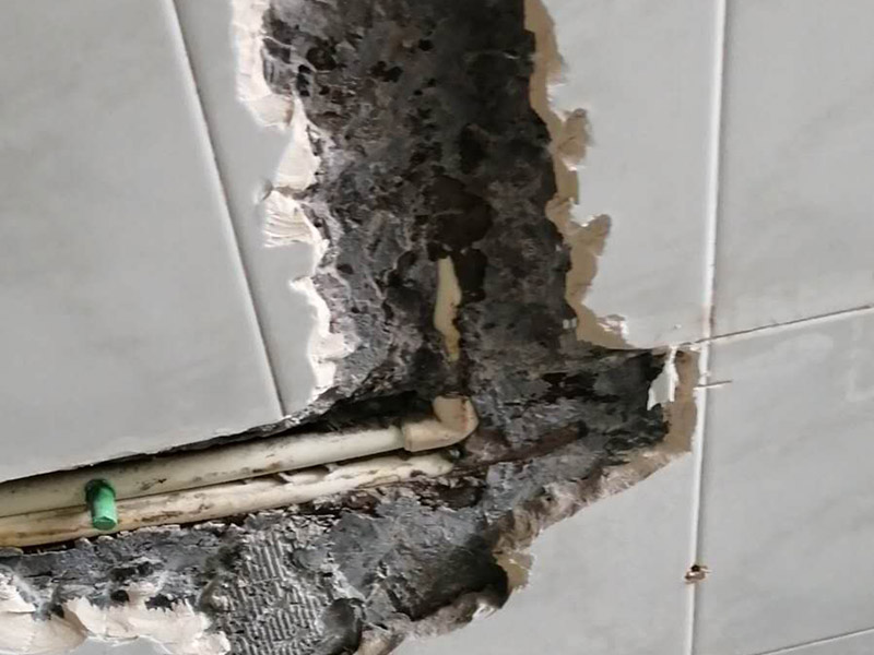 電鉆打墻修水管:可以先截?cái)嗨矗缓髮邓苈┧c(diǎn)的墻面開鑿，找到漏水的部分，先用小鋼鋸把漏水的地方鋸掉，注意鋸口要平。用砂紙把新露出的端口輕輕打磨，然后用接口套住，將備換的新管對準(zhǔn)接口口子，注意要對直。然后用熱熔器對新管道進(jìn)行熱熔連接。 或者是將鋸掉的管道清理干凈，用專用膠水涂在端口上，稍微晾一會(huì)兒;趁此時(shí)在&ldquo;竹節(jié)&rdquo;接頭內(nèi)涂上膠水。把端口和&ldquo;竹節(jié)&rdquo;連接，然后反復(fù)轉(zhuǎn)動(dòng)，直到牢固。同樣的方法去連接另一端。最后在接縫處再涂適量的膠水，確保不滲漏。