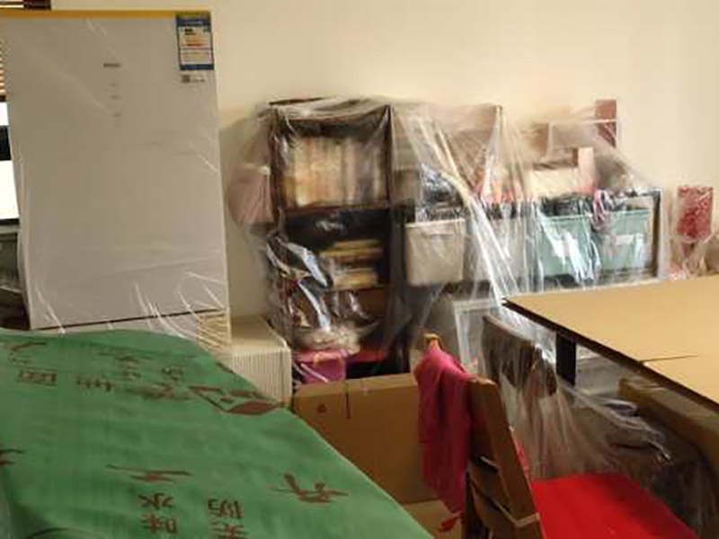 家具保護(hù)維修：在裝修前，施工人員都要提前做好油漆的準(zhǔn)備工作，一般包括油漆涂漆環(huán)境的清理、家具的保護(hù)措施等，比如在門、窗框最好粘貼一層分色紙，木柜、隔板的家具外面最好有一層報紙包裹著，這樣就可以避免油漆滴落在家具表面被弄臟的情況發(fā)生。