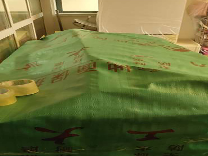 家具保護(hù)維修：在裝修前，施工人員都要提前做好油漆的準(zhǔn)備工作，一般包括油漆涂漆環(huán)境的清理、家具的保護(hù)措施等，比如在門、窗框最好粘貼一層分色紙，木柜、隔板的家具外面最好有一層報紙包裹著，這樣就可以避免油漆滴落在家具表面被弄臟的情況發(fā)生。