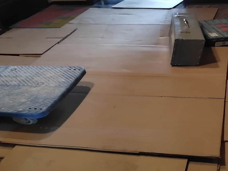 家具保護(hù)維修：在裝修前，施工人員都要提前做好油漆的準(zhǔn)備工作，一般包括油漆涂漆環(huán)境的清理、家具的保護(hù)措施等，比如在門、窗框最好粘貼一層分色紙，木柜、隔板的家具外面最好有一層報紙包裹著，這樣就可以避免油漆滴落在家具表面被弄臟的情況發(fā)生。