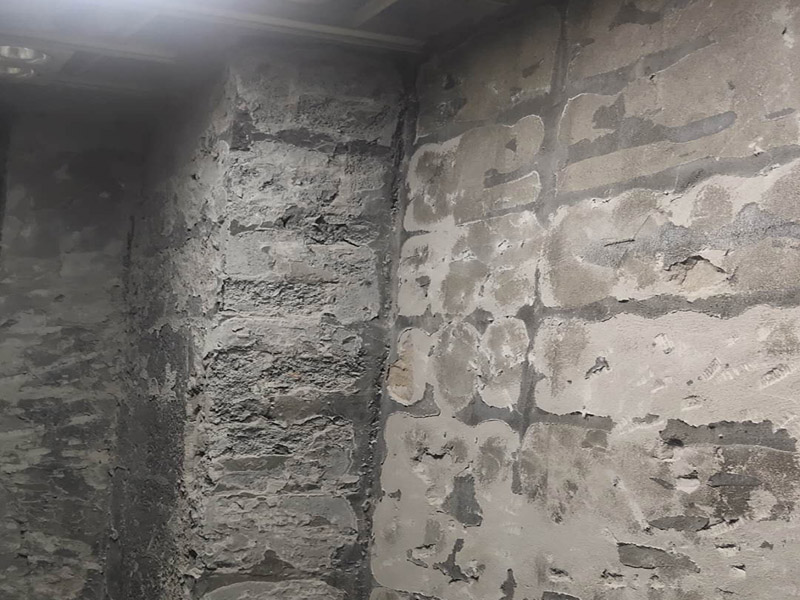 廁所防水貼磚：衛(wèi)生間的防水工作流程，都是在地面用水泥砂漿找平一次，等它干透后再做防水。一般的防水施工要做2到3遍，而且防水的順序也是有講究的，比如，要先做完墻面防水再貼墻磚，其次才可以做地面防水，再貼地磚。因?yàn)榈孛娼?jīng)常會踩來踩去，地面防水如果先做了會很容易踩壞。 一般情況下，在2到3遍的防水層全部做好后，會有5到7天的固化期，所以自然的，貼瓷磚肯定是要等到這之后才能做，所以做完防水就立馬貼瓷磚，就大錯特錯了。但事無絕對，固化期到了，我們也需要重新測試防水做的好不好，漏不漏水，這就需要再加水測試24小時后看看家里地面水位是否下降，或者看看樓下鄰居的衛(wèi)生間有沒有漏水的痕跡。