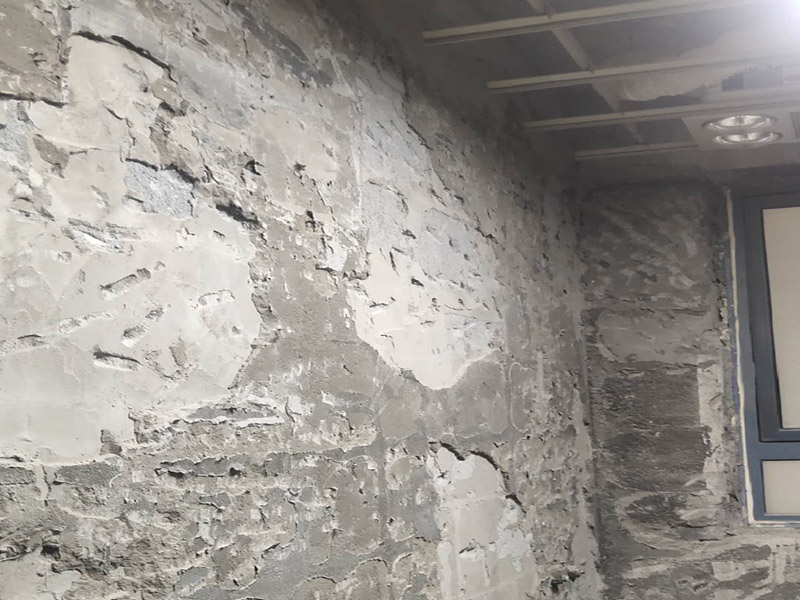 廁所防水貼磚：衛(wèi)生間的防水工作流程，都是在地面用水泥砂漿找平一次，等它干透后再做防水。一般的防水施工要做2到3遍，而且防水的順序也是有講究的，比如，要先做完墻面防水再貼墻磚，其次才可以做地面防水，再貼地磚。因?yàn)榈孛娼?jīng)常會踩來踩去，地面防水如果先做了會很容易踩壞。 一般情況下，在2到3遍的防水層全部做好后，會有5到7天的固化期，所以自然的，貼瓷磚肯定是要等到這之后才能做，所以做完防水就立馬貼瓷磚，就大錯特錯了。但事無絕對，固化期到了，我們也需要重新測試防水做的好不好，漏不漏水，這就需要再加水測試24小時后看看家里地面水位是否下降，或者看看樓下鄰居的衛(wèi)生間有沒有漏水的痕跡。