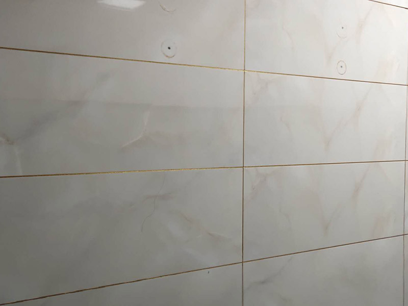 廁所防水貼磚：衛(wèi)生間的防水工作流程，都是在地面用水泥砂漿找平一次，等它干透后再做防水。一般的防水施工要做2到3遍，而且防水的順序也是有講究的，比如，要先做完墻面防水再貼墻磚，其次才可以做地面防水，再貼地磚。因?yàn)榈孛娼?jīng)常會踩來踩去，地面防水如果先做了會很容易踩壞。 一般情況下，在2到3遍的防水層全部做好后，會有5到7天的固化期，所以自然的，貼瓷磚肯定是要等到這之后才能做，所以做完防水就立馬貼瓷磚，就大錯特錯了。但事無絕對，固化期到了，我們也需要重新測試防水做的好不好，漏不漏水，這就需要再加水測試24小時后看看家里地面水位是否下降，或者看看樓下鄰居的衛(wèi)生間有沒有漏水的痕跡。