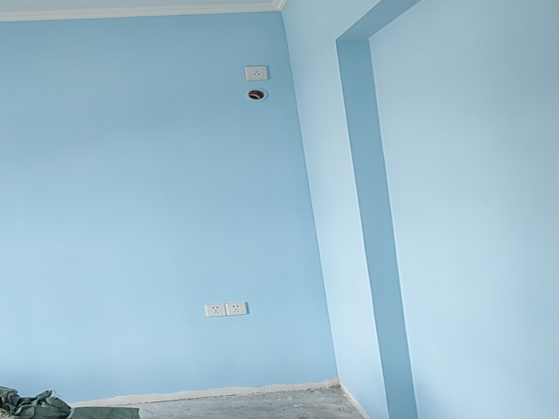 墻面刷乳膠漆服務(wù)：如果原先的漆層已出現(xiàn)開裂甚至脫落的問題，在涂刷乳膠漆之前首先應(yīng)將舊漆層刮除，并將墻面打磨平整，待墻面干燥后才能進(jìn)行粉刷，如果在墻面未干燥的情況下進(jìn)行粉刷，乳膠漆墻面可能會(huì)出現(xiàn)變色、起鼓或脫落等情況。 如果家中還有其它油漆工程正在施工，應(yīng)等其它油漆項(xiàng)目施工完成后再涂刷乳膠漆，因?yàn)橛推嵩谑褂脮r(shí)會(huì)散發(fā)出甲苯，導(dǎo)致乳膠漆變黃，如果同時(shí)施工，很有可能會(huì)造成無法挽回的損失。 如果打算粉刷彩色的乳膠漆，在粉刷之前應(yīng)先將乳膠漆攪拌均勻，如果未將乳膠漆攪拌均勻就直接上墻，很容易出現(xiàn)色漿分布不均的問題，導(dǎo)致墻面顏色發(fā)花，影響到墻面的裝飾效果。