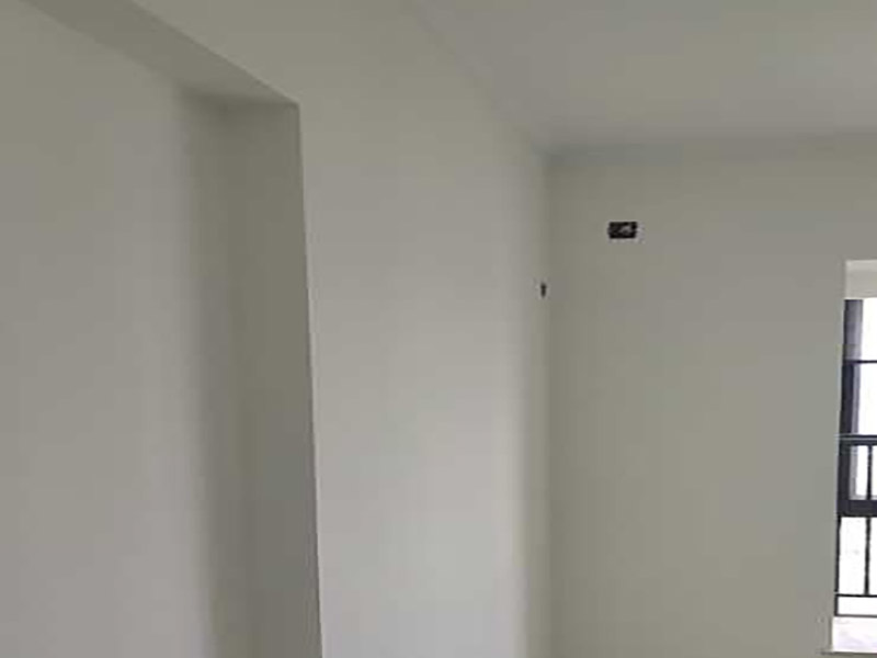 墻面刷乳膠漆服務(wù)：如果原先的漆層已出現(xiàn)開裂甚至脫落的問題，在涂刷乳膠漆之前首先應(yīng)將舊漆層刮除，并將墻面打磨平整，待墻面干燥后才能進(jìn)行粉刷，如果在墻面未干燥的情況下進(jìn)行粉刷，乳膠漆墻面可能會(huì)出現(xiàn)變色、起鼓或脫落等情況。 如果家中還有其它油漆工程正在施工，應(yīng)等其它油漆項(xiàng)目施工完成后再涂刷乳膠漆，因?yàn)橛推嵩谑褂脮r(shí)會(huì)散發(fā)出甲苯，導(dǎo)致乳膠漆變黃，如果同時(shí)施工，很有可能會(huì)造成無法挽回的損失。 如果打算粉刷彩色的乳膠漆，在粉刷之前應(yīng)先將乳膠漆攪拌均勻，如果未將乳膠漆攪拌均勻就直接上墻，很容易出現(xiàn)色漿分布不均的問題，導(dǎo)致墻面顏色發(fā)花，影響到墻面的裝飾效果。