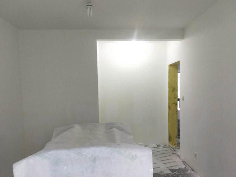 全屋墻面刷白維修：基層處理，若混凝土表面很光滑，應對其表面進行&ldquo;毛化&deg;處理，其方法有兩種：一種是將其光滑的表面用尖鉆剔毛，剔去光面，使其表面粗糙不平，用水濕潤基層。 修補膩子，用水石膏將墻面等基層上磕碰的坑凹、縫隙等處分遍找平，干燥后用1號砂紙將凸出處磨平，并將浮塵等掃凈，一般刮三遍，干后用砂紙打磨平整。該步驟在上乳膠漆前進行。通過填補或者整體處理的方式，清除基層表面高低不平的部分，保持墻面的平整光滑。 第一遍用膠皮刮板橫向滿刮，一刮板緊接著一刮板，接頭不得留槎，每刮一刮板最后收頭時，要注意收的要干凈利落。干燥后用1號砂紙磨，將浮膩子及斑跡磨平磨光，再將墻面清掃干凈。 第二遍用膠皮刮板豎向滿刮，所用材料和方法同第一遍膩子，干燥后用1號砂紙磨平并清掃干凈。 第三遍用膠皮刮板找補膩子，用鋼片刮板滿刮膩子，將墻面等基層刮平刮光，干燥后用細砂紙磨平磨光，注意不要漏磨或將膩子磨穿。