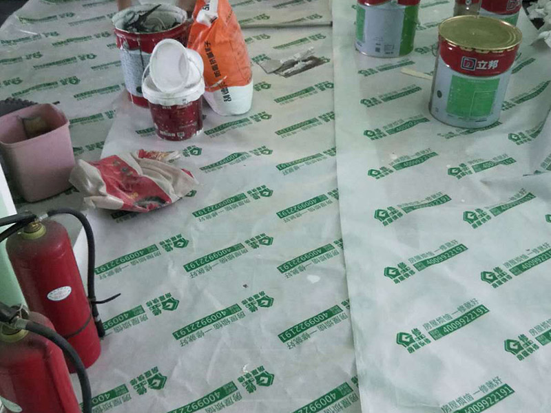 全屋墻面刷白維修：基層處理，若混凝土表面很光滑，應對其表面進行&ldquo;毛化&deg;處理，其方法有兩種：一種是將其光滑的表面用尖鉆剔毛，剔去光面，使其表面粗糙不平，用水濕潤基層。 修補膩子，用水石膏將墻面等基層上磕碰的坑凹、縫隙等處分遍找平，干燥后用1號砂紙將凸出處磨平，并將浮塵等掃凈，一般刮三遍，干后用砂紙打磨平整。該步驟在上乳膠漆前進行。通過填補或者整體處理的方式，清除基層表面高低不平的部分，保持墻面的平整光滑。 第一遍用膠皮刮板橫向滿刮，一刮板緊接著一刮板，接頭不得留槎，每刮一刮板最后收頭時，要注意收的要干凈利落。干燥后用1號砂紙磨，將浮膩子及斑跡磨平磨光，再將墻面清掃干凈。 第二遍用膠皮刮板豎向滿刮，所用材料和方法同第一遍膩子，干燥后用1號砂紙磨平并清掃干凈。 第三遍用膠皮刮板找補膩子，用鋼片刮板滿刮膩子，將墻面等基層刮平刮光，干燥后用細砂紙磨平磨光，注意不要漏磨或將膩子磨穿。