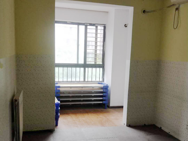 全屋墻面刷白維修：基層處理，若混凝土表面很光滑，應對其表面進行&ldquo;毛化&deg;處理，其方法有兩種：一種是將其光滑的表面用尖鉆剔毛，剔去光面，使其表面粗糙不平，用水濕潤基層。 修補膩子，用水石膏將墻面等基層上磕碰的坑凹、縫隙等處分遍找平，干燥后用1號砂紙將凸出處磨平，并將浮塵等掃凈，一般刮三遍，干后用砂紙打磨平整。該步驟在上乳膠漆前進行。通過填補或者整體處理的方式，清除基層表面高低不平的部分，保持墻面的平整光滑。 第一遍用膠皮刮板橫向滿刮，一刮板緊接著一刮板，接頭不得留槎，每刮一刮板最后收頭時，要注意收的要干凈利落。干燥后用1號砂紙磨，將浮膩子及斑跡磨平磨光，再將墻面清掃干凈。 第二遍用膠皮刮板豎向滿刮，所用材料和方法同第一遍膩子，干燥后用1號砂紙磨平并清掃干凈。 第三遍用膠皮刮板找補膩子，用鋼片刮板滿刮膩子，將墻面等基層刮平刮光，干燥后用細砂紙磨平磨光，注意不要漏磨或將膩子磨穿。