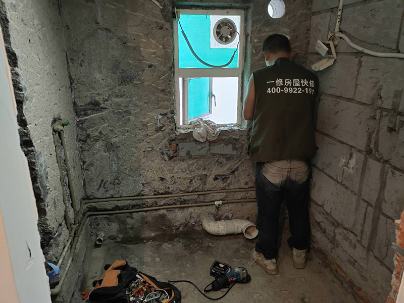 衛(wèi)生間暗管安裝:安裝前要對水管及其各種配件進行檢查，看是否有破損、滲漏等問題，水管及配件的連接必須正確牢固，接好后進行測試沒問題后再進行安裝。建議水管走頂最安全。主要是水路改造大部分走暗管，而水的特性是水往低處流。如果管路走地下，一但發(fā)生漏水很難及時發(fā)現(xiàn)，只有水漫金山或者地板變形以及漏到樓下，才會發(fā)現(xiàn)漏水，且由于水管暗埋很難查出漏水之處。這時巨大的損失更是無法挽回，甚至嚴重的影響了友好的鄰里關系;如果水管走頂部，可能水改時費用高些，但做為一項長遠投資來看，是值得的。水管走頂，即使漏水，也能夠及時發(fā)現(xiàn)，便于檢修，損失也較小。