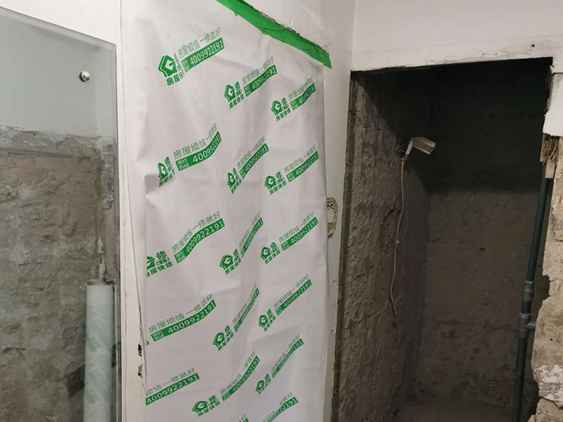 走廊成品保護：入戶門扇用公司統(tǒng)一的門貼進行全面包裹保護，用透明膠帶將保護膜粘貼牢固平整。 用標準保護膜將門框三面保護完整并固定牢固。 工程完工后拆除保護膜時如果有粘貼時的膠痕，應(yīng)用酒精或?qū)Ｓ玫那逦蹌┣宄z痕。 用標準保護膜將室內(nèi)所有外窗固定扇進行保護，字樣朝外且保護膜上標識或字樣保持橫平豎直，保護膜鋪貼平整固定牢固。 工程完工后拆除保護膜時如果有粘貼時的膠痕，應(yīng)用酒精或?qū)Ｓ玫那逦蹌┣宄z痕。