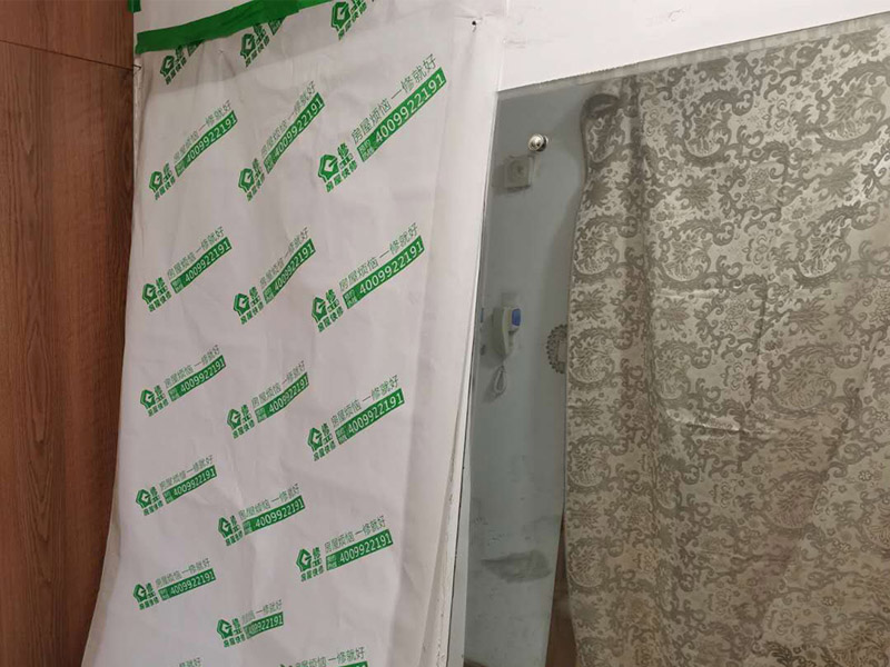 走廊成品保護：入戶門扇用公司統(tǒng)一的門貼進行全面包裹保護，用透明膠帶將保護膜粘貼牢固平整。 用標準保護膜將門框三面保護完整并固定牢固。 工程完工后拆除保護膜時如果有粘貼時的膠痕，應(yīng)用酒精或?qū)Ｓ玫那逦蹌┣宄z痕。 用標準保護膜將室內(nèi)所有外窗固定扇進行保護，字樣朝外且保護膜上標識或字樣保持橫平豎直，保護膜鋪貼平整固定牢固。 工程完工后拆除保護膜時如果有粘貼時的膠痕，應(yīng)用酒精或?qū)Ｓ玫那逦蹌┣宄z痕。