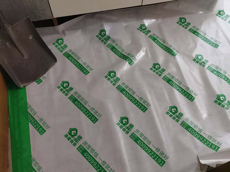 走廊成品保護：入戶門扇用公司統(tǒng)一的門貼進行全面包裹保護，用透明膠帶將保護膜粘貼牢固平整。 用標準保護膜將門框三面保護完整并固定牢固。 工程完工后拆除保護膜時如果有粘貼時的膠痕，應(yīng)用酒精或?qū)Ｓ玫那逦蹌┣宄z痕。 用標準保護膜將室內(nèi)所有外窗固定扇進行保護，字樣朝外且保護膜上標識或字樣保持橫平豎直，保護膜鋪貼平整固定牢固。 工程完工后拆除保護膜時如果有粘貼時的膠痕，應(yīng)用酒精或?qū)Ｓ玫那逦蹌┣宄z痕。