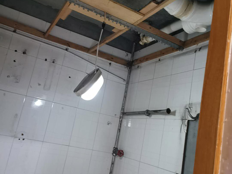 衛(wèi)生間拆除方案：一、首先，將衛(wèi)生間墻磚拆改時(shí)，要把電線和燈具進(jìn)行拆除，避免后期對(duì)電器造成傷害，電路漏電，產(chǎn)生觸電，再用衛(wèi)生間外面最近的插座來(lái)安裝輔助用品，切忌使用衛(wèi)生間的插座。 二、然后將衛(wèi)生間裝修中的衛(wèi)浴用品進(jìn)行拆除。在衛(wèi)生間墻磚拆改前要先將洗手盆、馬桶、淋浴頭。浴缸、掛鉤、柜子等等用品進(jìn)行拆除，掃清障礙。 三、先對(duì)天花板進(jìn)行拆除，如果先拆除衛(wèi)生間墻面，會(huì)造成天花板突然掉落，對(duì)工人的身體造成健康隱患。最后開(kāi)始對(duì)衛(wèi)生間墻壁進(jìn)行拆改，拆改中要從下而上進(jìn)行拆除。