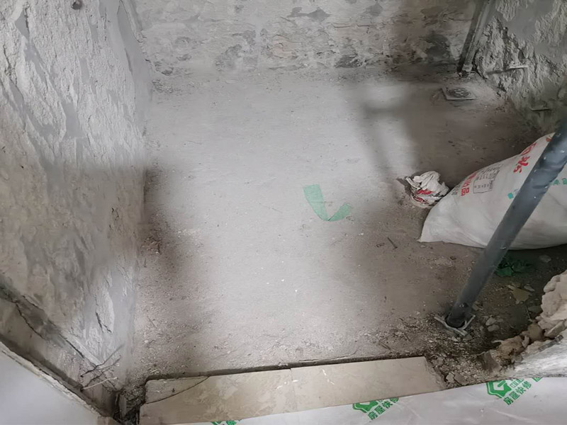 衛(wèi)生間拆除方案：一、首先，將衛(wèi)生間墻磚拆改時(shí)，要把電線和燈具進(jìn)行拆除，避免后期對(duì)電器造成傷害，電路漏電，產(chǎn)生觸電，再用衛(wèi)生間外面最近的插座來(lái)安裝輔助用品，切忌使用衛(wèi)生間的插座。 二、然后將衛(wèi)生間裝修中的衛(wèi)浴用品進(jìn)行拆除。在衛(wèi)生間墻磚拆改前要先將洗手盆、馬桶、淋浴頭。浴缸、掛鉤、柜子等等用品進(jìn)行拆除，掃清障礙。 三、先對(duì)天花板進(jìn)行拆除，如果先拆除衛(wèi)生間墻面，會(huì)造成天花板突然掉落，對(duì)工人的身體造成健康隱患。最后開(kāi)始對(duì)衛(wèi)生間墻壁進(jìn)行拆改，拆改中要從下而上進(jìn)行拆除。