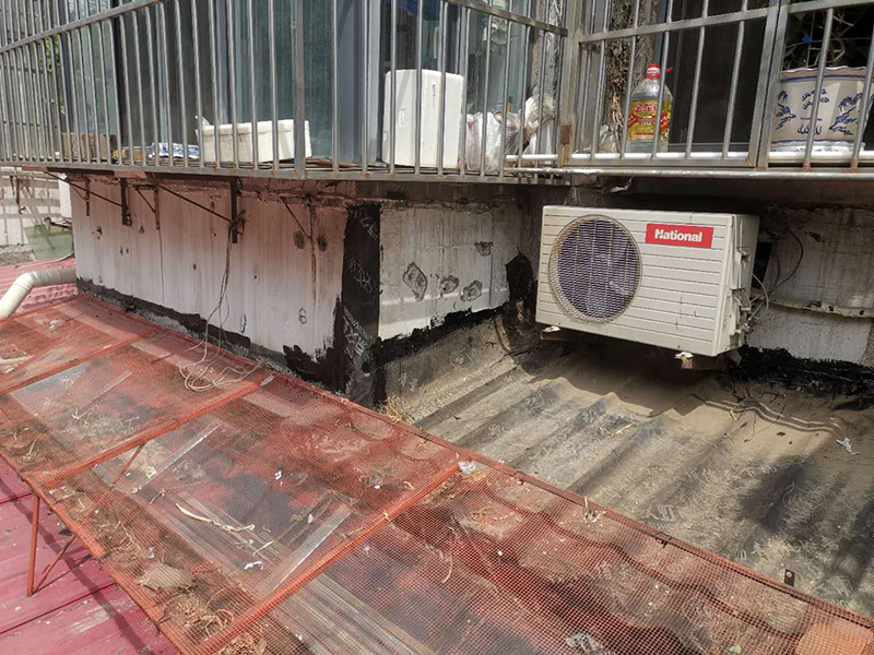 屋頂外墻防水修補：清理基層，新舊面層必須清理干凈，不得有雜物和灰塵，以免影響粘結強度，涂刷防水涂料時基層應干燥。接下來，清理死角，也就是所謂的陰陽角、施工縫、伸縮縫等比較重要的部位進行處理，尤其注意的是泄水孔要加強處理，需要涂刷2－3遍防水底層涂料。防水涂料必須按照產品使用說明進行配比，按A：B＝2：1的比例進行配比，攪拌時間約3-5，并攪拌至甲、乙兩組份的混合液體均勻為止。將攪拌均勻的晨光防水涂料根據現(xiàn)場要涂刷的面積開始涂刷，基層涂刷要大于粘卷材的面積，不要超過三十。刷第二次涂料之前必須要等一次涂料完全凝固后方可再次涂刷，底層涂料次涂刷完畢后約4&mdash;8左右。