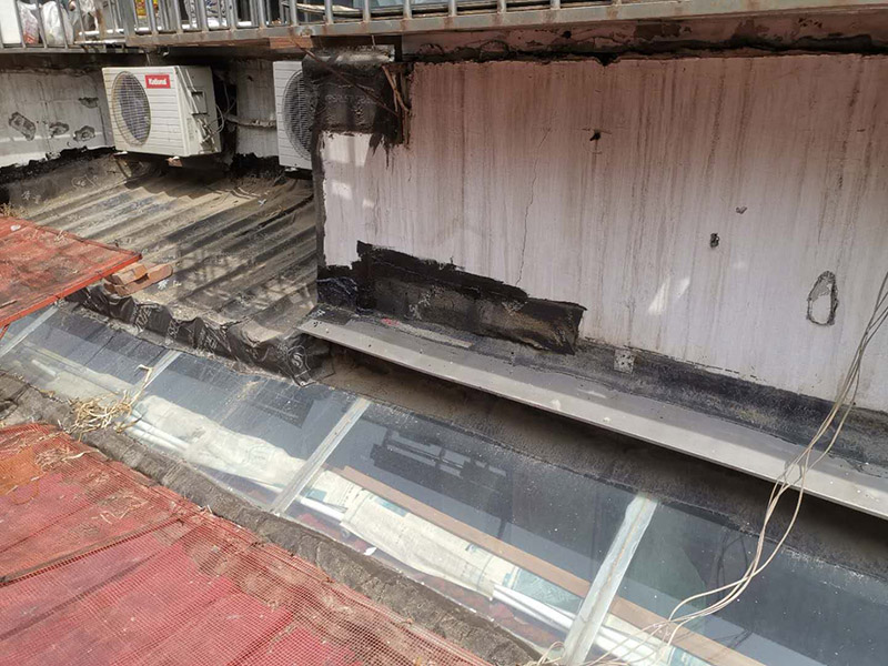 屋頂外墻防水修補：清理基層，新舊面層必須清理干凈，不得有雜物和灰塵，以免影響粘結強度，涂刷防水涂料時基層應干燥。接下來，清理死角，也就是所謂的陰陽角、施工縫、伸縮縫等比較重要的部位進行處理，尤其注意的是泄水孔要加強處理，需要涂刷2－3遍防水底層涂料。防水涂料必須按照產品使用說明進行配比，按A：B＝2：1的比例進行配比，攪拌時間約3-5，并攪拌至甲、乙兩組份的混合液體均勻為止。將攪拌均勻的晨光防水涂料根據現(xiàn)場要涂刷的面積開始涂刷，基層涂刷要大于粘卷材的面積，不要超過三十。刷第二次涂料之前必須要等一次涂料完全凝固后方可再次涂刷，底層涂料次涂刷完畢后約4&mdash;8左右。